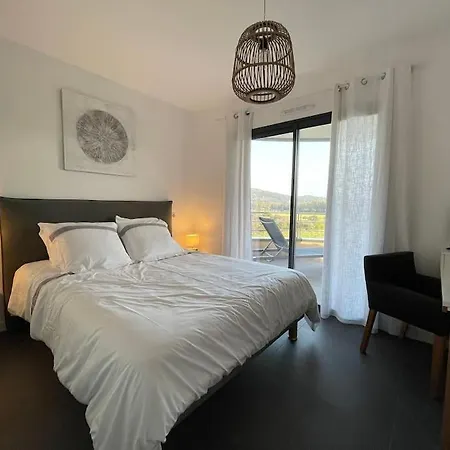 Three-bedroom Flat With Terrace Near The Harbour And Town Centre Апартаменти *