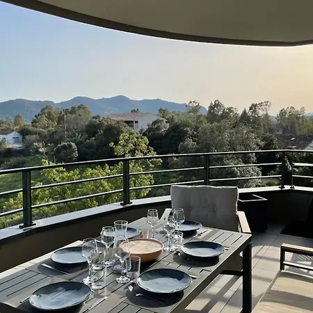 Two-bedroom Flat With Terrace Near The Harbour And Town Centre 公寓