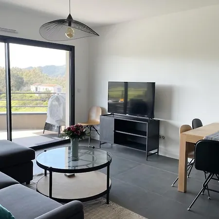 Two-bedroom Flat With Terrace Near The Harbour And Town Centre Apartamento *