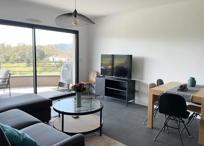 Two-bedroom Flat With Terrace Near The Harbour And Town Centre Apartamento *